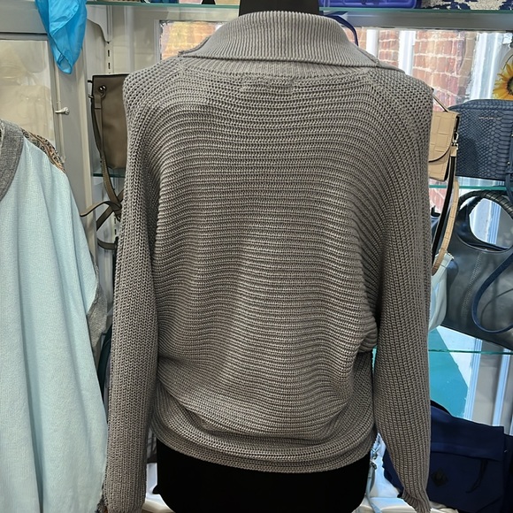 NWT  Light Gray Sweater from Cobblestone. - Picture 3 of 4